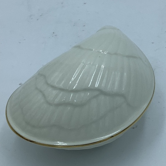 Lenox Ivory and Gold Trim Sea Shell Trinket Box - Picture 3 of 9